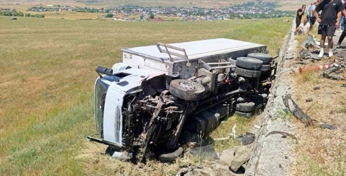 Muş'ta yürek burkan kaza: Kamyonla otomobil çarpıştı, 2 can yitip gitti