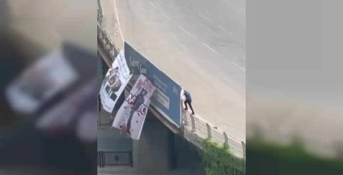 NATO'ya köprüden protesto: Pankart asan şahıs apar topar gözaltına alındı