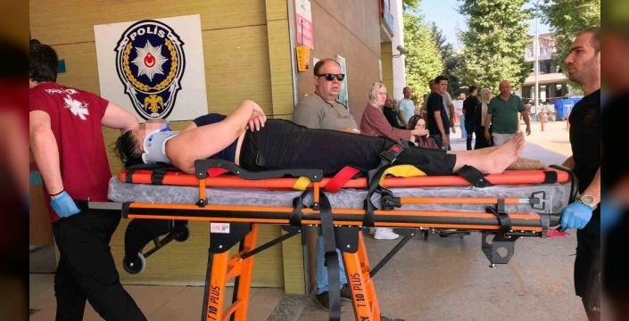 Navigasyon hatası can aldı: Otomobil bariyerlere ok gibi saplandı, 1 yaralı