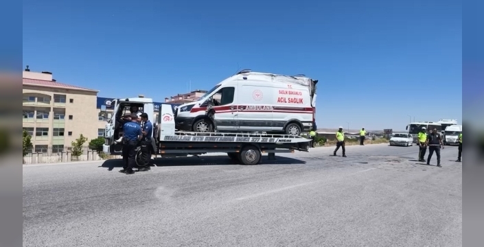 Niğde'de ambulans ile otomobil çarpıştı: 3’ü sağlık çalışanı 5 kişi yaralandı