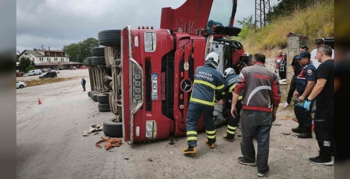 Niksar'da yürekler ağza geldi: Kamyonet devrildi, 3 kişi yaralandı