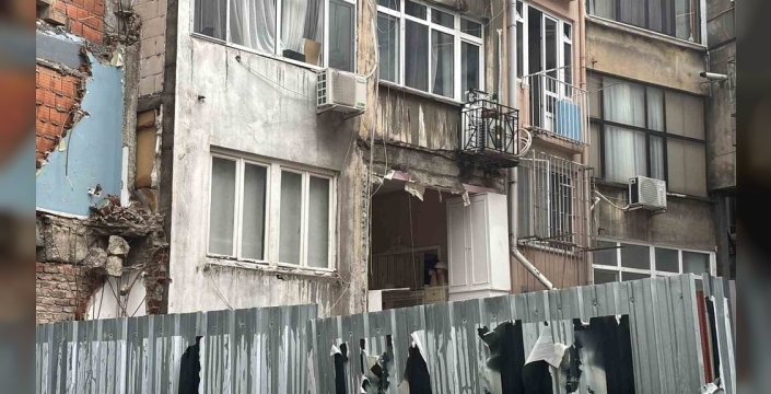 Nişantaşı’nda bina duvarı çöktü, mahalleli deprem oldu sandı