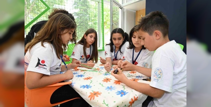 Öğrenciler meyve ve sebzelerle hareket eden araç tasarladı