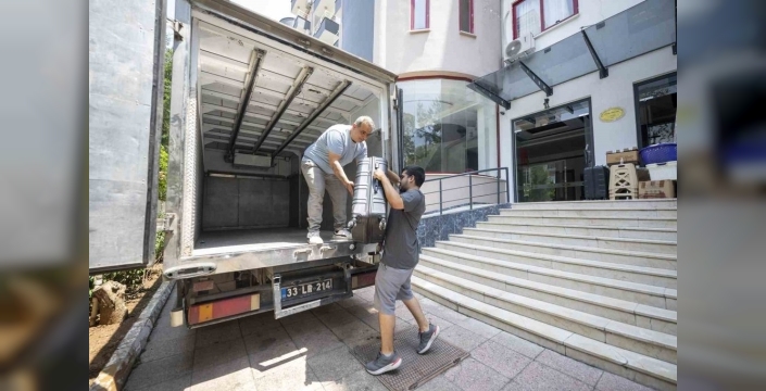 Öğrenciler taşınırken artık dert etmiyor: Mersin'de ücretsiz nakliye desteği!