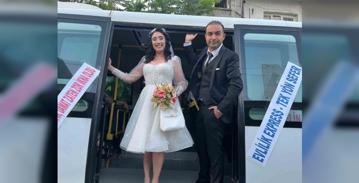 Öğretmen çiftten düğün arabası sürprizi: Dolmuşla nikaha!