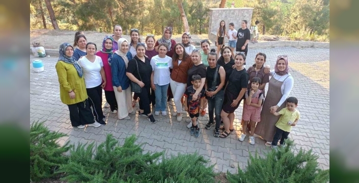 Öğretmeninden nostaljik sürpriz: Sarıgöl'de yıllar sonra öğrencilerle hasret giderme