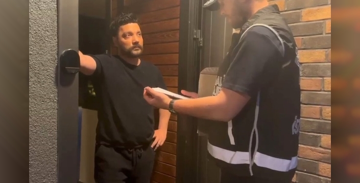 Oğuzhan Uğur'un evinden ilk görüntüler: Polis operasyonuyla gözaltına alındı
