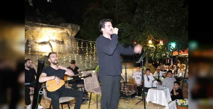 Oltu'da türkü dolu gece: Ceyhun Can rüzgarı estirdi