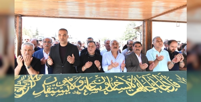 Önal ailesi, annelerini son yolculuklarına uğurladı