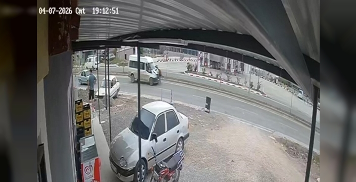 Osmaniye'de trafikte beklenmedik anlar: Minibüs başıboş ata çarptı, at yaralandı