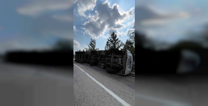 Osmaniye'de un yüklü tır virajda devrildi: Sürücü yaralı