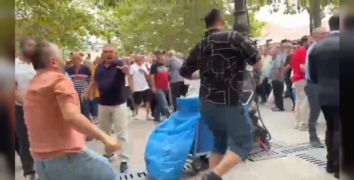 Özgür Özel'in cuma namazı sonrası şok!</br>Destekçileri ve tepkililer arasında tekmeli arbede!