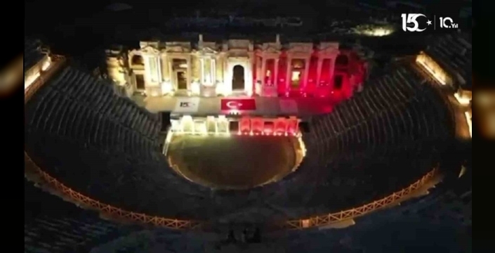 Pamukkale'nin beyaz travertenleri 15 Temmuz anısına kırmızıya büründü