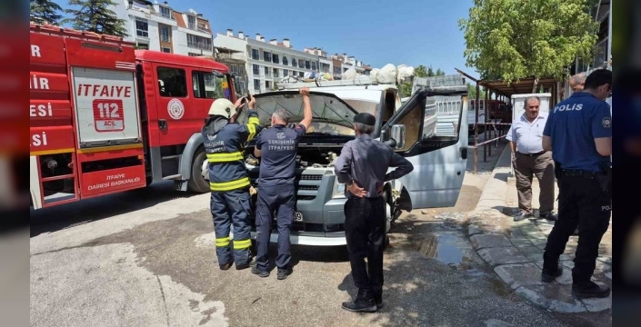 Park halindeki kamyonette patlayan navigasyon cihazı yangın çıkardı