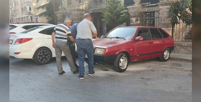 Park halindeki otomobil alev aldı, polis anında müdahale etti