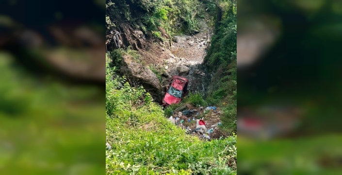 Payas'ta yürekleri ağza getiren kazada otomobil uçurumdan böyle yuvarlandı!