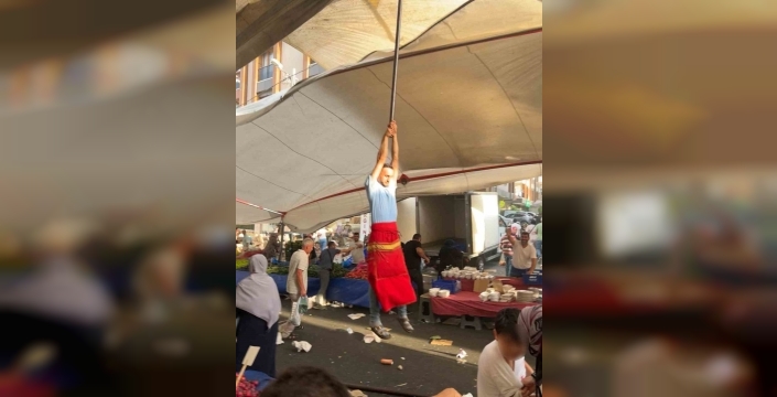 Pazar brandası direğiyle birlikte havalandı: Pazarcı metrelerce yükseldi!