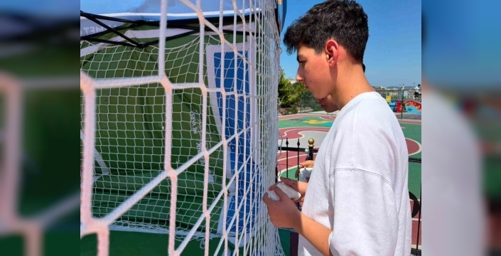 Pendik'te dronlar futbol sahasında yarıştı