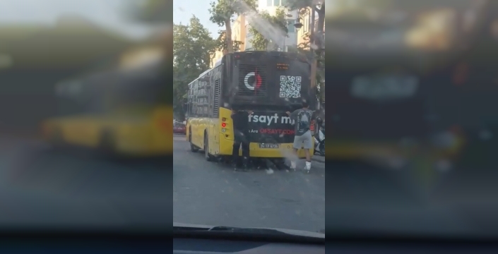Pendik'te patenli gençlerin otobüs yolculuğu dikkat çekti