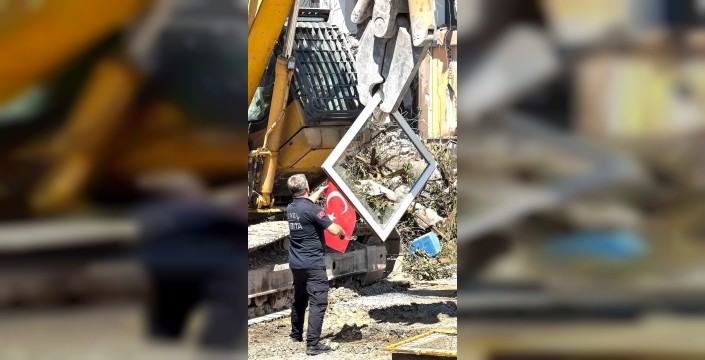 Pendik'te yıkım sırasında kepçe operatöründen Türk bayrağına duyarlılık örneği