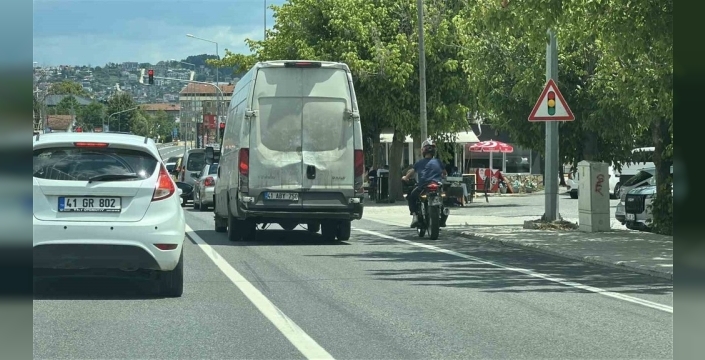 Plakasız motosikletli tehlike saçtı: Makas atarak trafikte hızla ilerledi