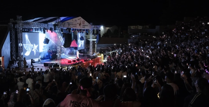 Poizi Akşehir'i salladı! Binlerce kişi Açık Hava Tiyatrosu'na akın etti