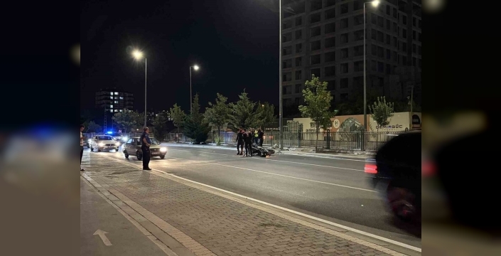 Polis motosikleti direğe böyle çarptı: Bir memur yaralı