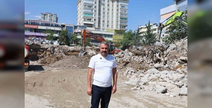 Pursaklar'da eski belediye binası yerine yeni kent meydanı inşa ediliyor