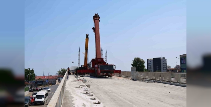 Reşadiye Viyadüğü'nde yıkım çalışmaları hız kesmeden devam ediyor