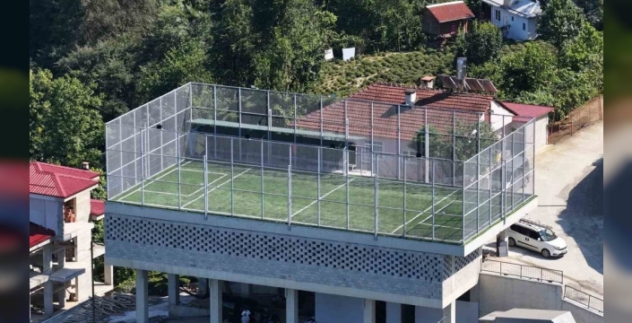 Rize'de 'sıradışı' çözüm: Çay alım yerinin üstü halı sahaya dönüştü