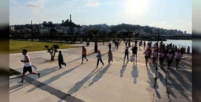 Rize'de spor coşkusu: 5 kilometrelik halk koşusu binlerce kişiyi bir araya getirdi