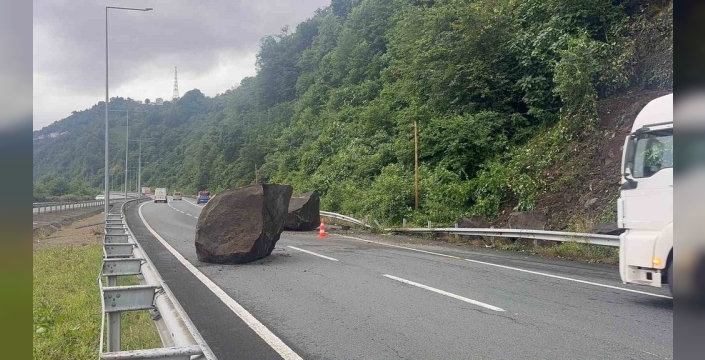 Rize'de yamaçtan kopan dev kayalar, Karadeniz Sahil Yolu'nu kapattı