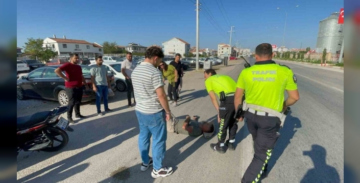 Sabah trafiğinde şok kaza: Motorsikletli genç ağır yaralandı!