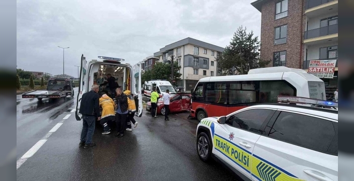 Sağanak vurdu, 5 kişi yaralandı: Düzce'de korkunç kaza