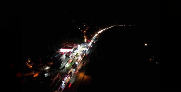 Sakarya D-650 karayolunda yol çalışması ve kaza birleşince trafik durma noktasına geldi