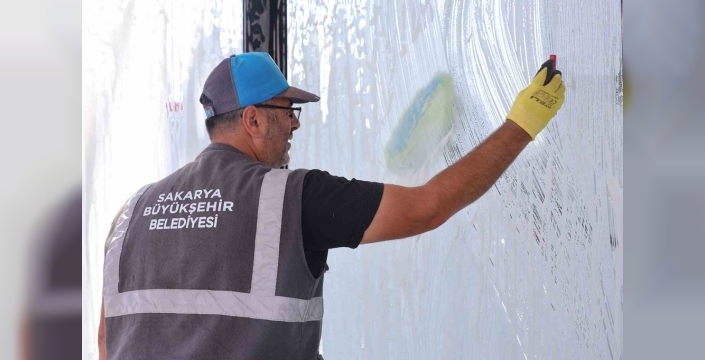 Sakarya'da duraklar basınçlı su ile temizleniyor