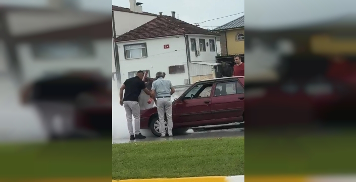 Sakarya'da yanan otomobile duyarlı sürücüden anında müdahale!