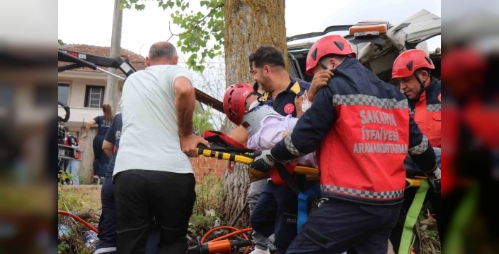Sakarya'da yürekleri ağza getiren kaza: Forklift yüklü çekici devrildi, sürücü 2 saatlik operasyonla kurtarıldı!