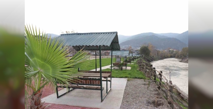 Sakarya Nehri kenarı artık daha güvenli: Ahşap çitler demir korkuluklarla değişti
