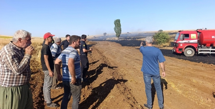 Saman yaparken çıkan yangın ekili alanları kül etti