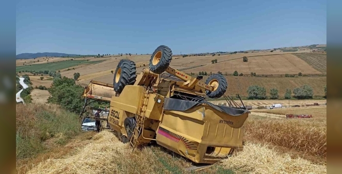 Samsun'da biçerdöver devrildi, operatör yaralandı