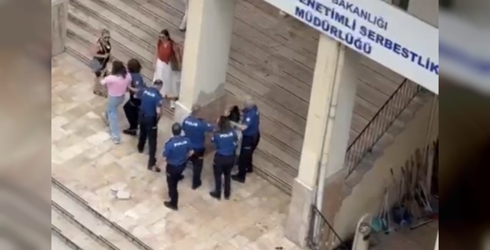 Samsun'da Denetimli serbestlik müdürlüğü önünde kadın kavgası