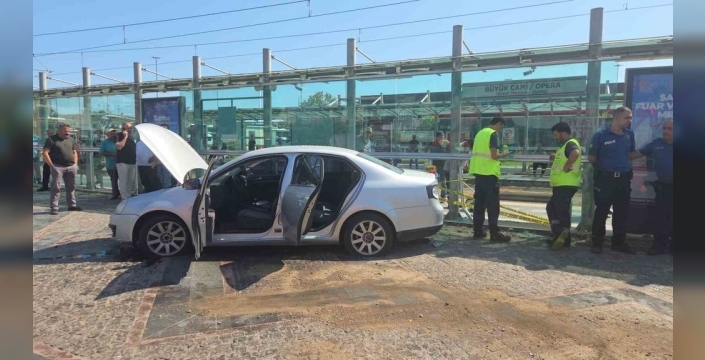 Samsun'da otomobil tramvay istasyonuna çarptı: 3 yaralı