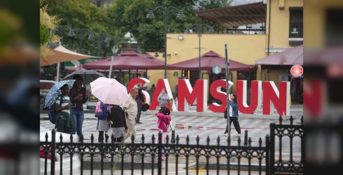 Samsun'da sağanak yağış hayatı felç etti, ilginç korunma yöntemleri dikkat çekti