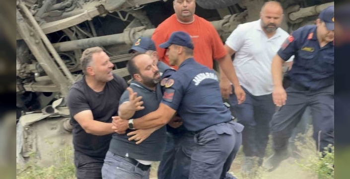 Samsun'da taş yüklü kamyon devrildi, sürücü hayatını kaybetti