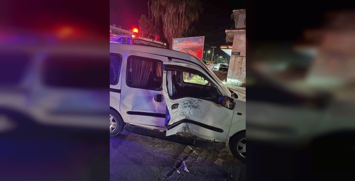 Samsun'da ticari araç ile motosiklet çarpıştı, 5 kişi yaralandı