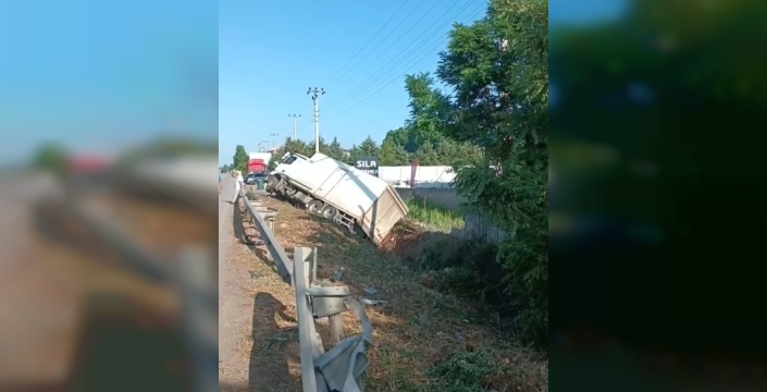 Samsun'da tır bariyerlere çarparak devrildi, sürücü yaralandı
