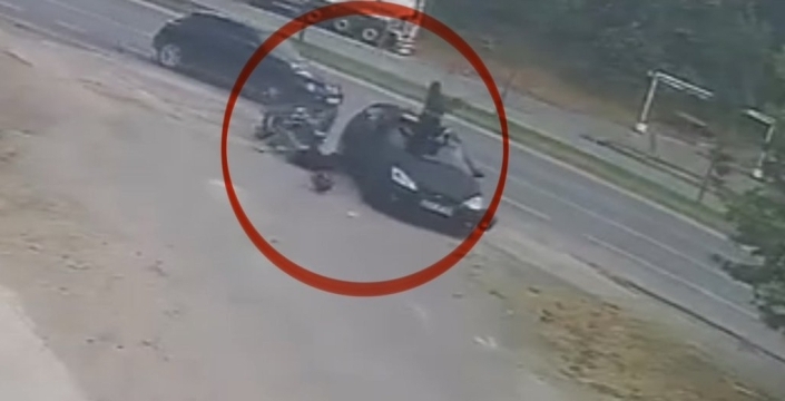 Samsun'da yürekler ağza geldi: Motosiklet otomobile böyle çarptı, 2 kişi yaralandı