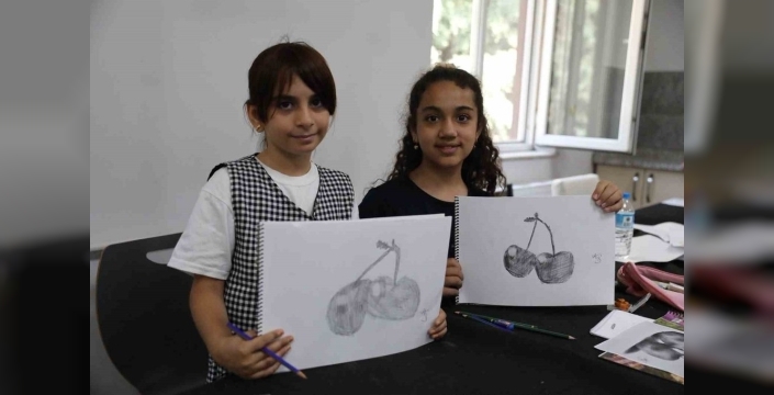 Sanatla Büyüyen Bağlar: Anneler ve Çocukları Düzce'de Tezhip Atölyesinde Buluştu