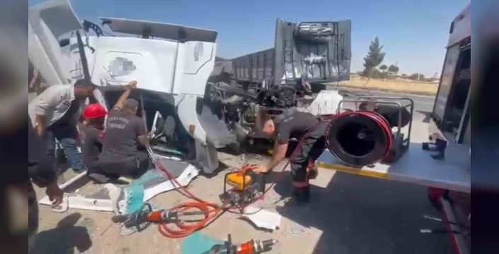 Şanlıurfa'da kanlı kaza: Tır ve kamyon çarpıştı, bir can kayboldu, bir yaralı